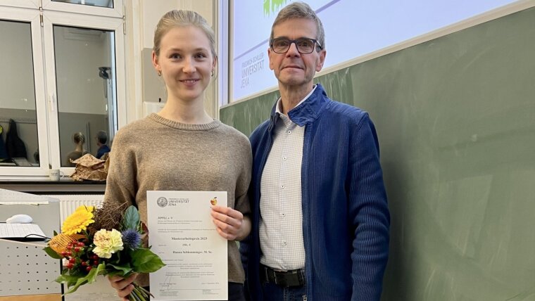 Auszeichnung im Rahmen der Mitgliederversammlung am 03.12.2025 (v. l . n r.): Hanna Schlemminger und Prof. Dr. Michael Glei